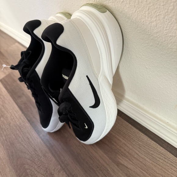 Nike Men's Black and White Athletic Shoes - Picture 13 of 16